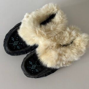 Vintage Suede Moccasin Slippers – Real Fur Trim – Estimated Women’s Size 5–6